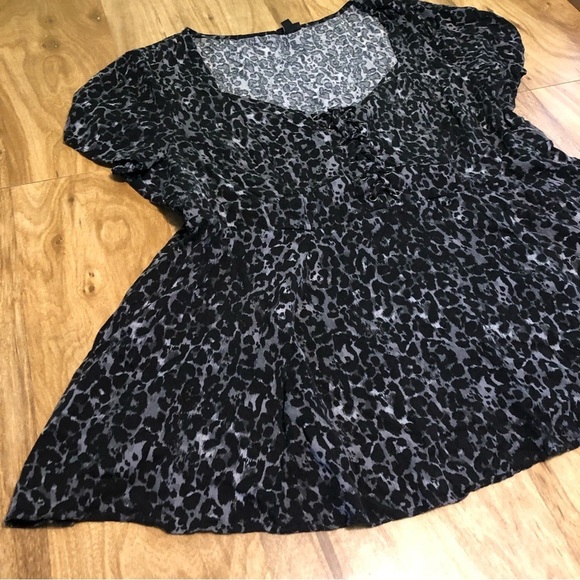 Torrid Black Grey Leopard Print Stretch Flare Sleeveless Top Womens Size 1 - Picture 3 of 8